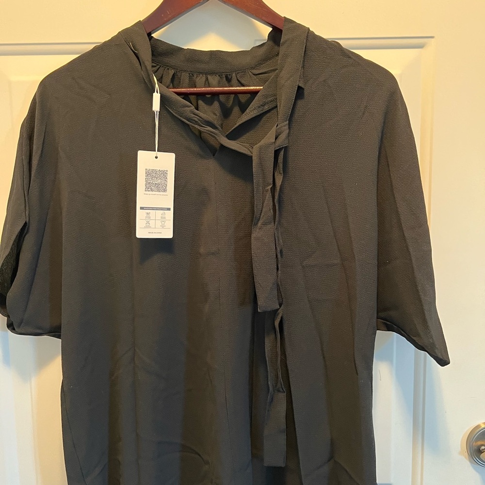 Short flutter sleeve black crew neck tie back blouse size medium